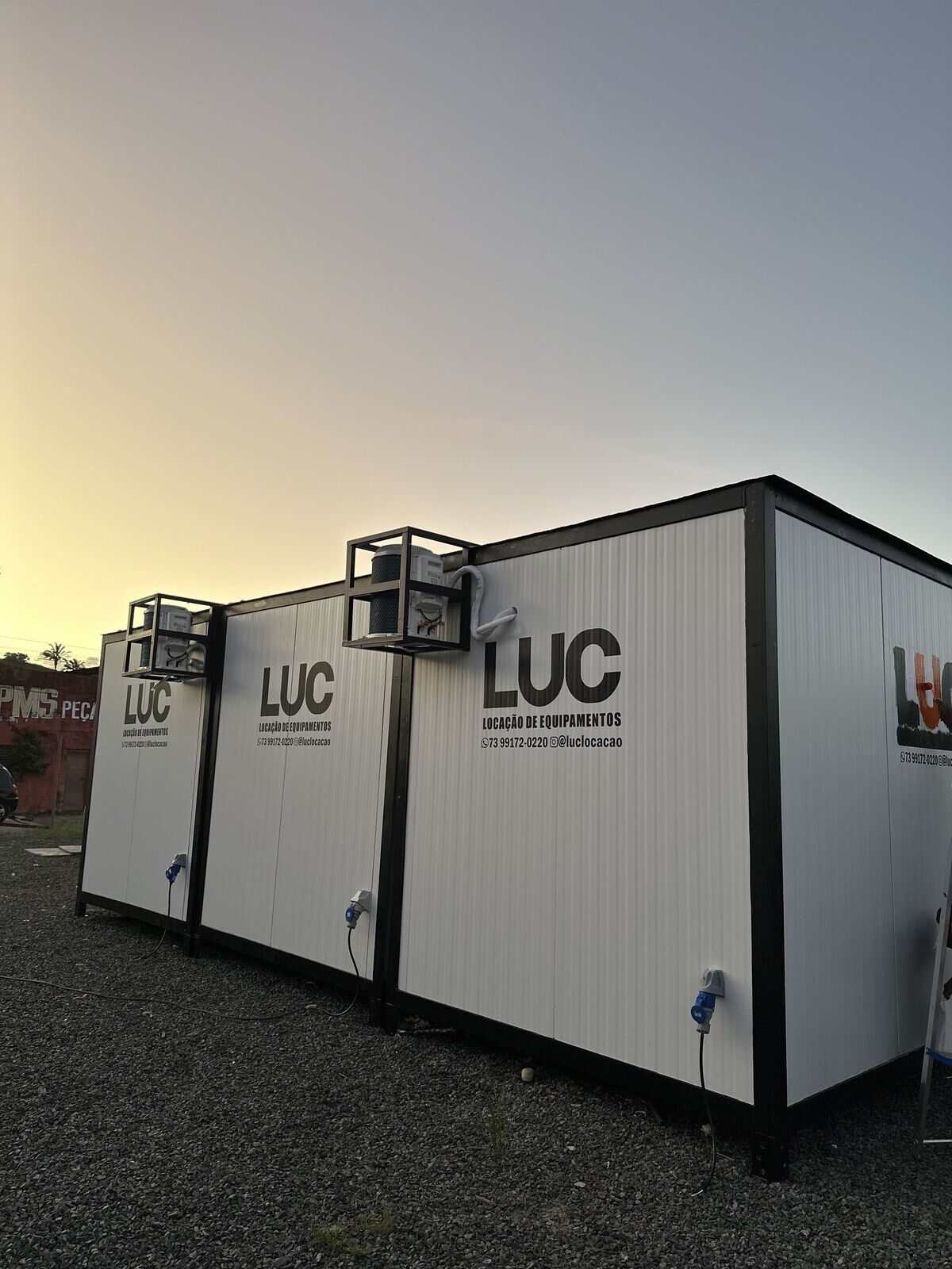 Container escritório LUC com acabamento premium